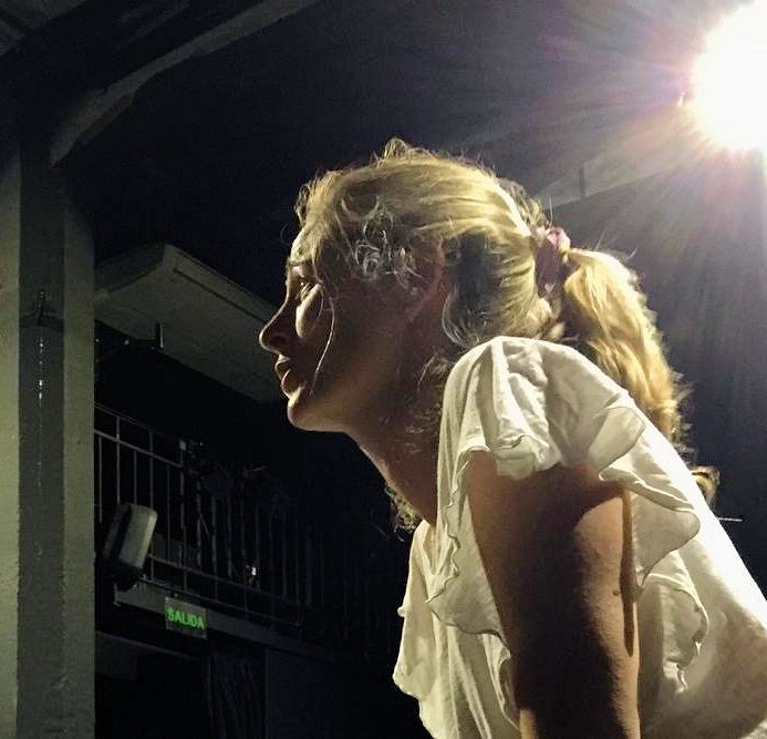 Luciana S. Annese en un espacio teatral
